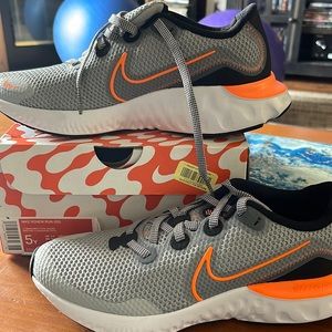Boys size 5 Nike Renew Run shoes